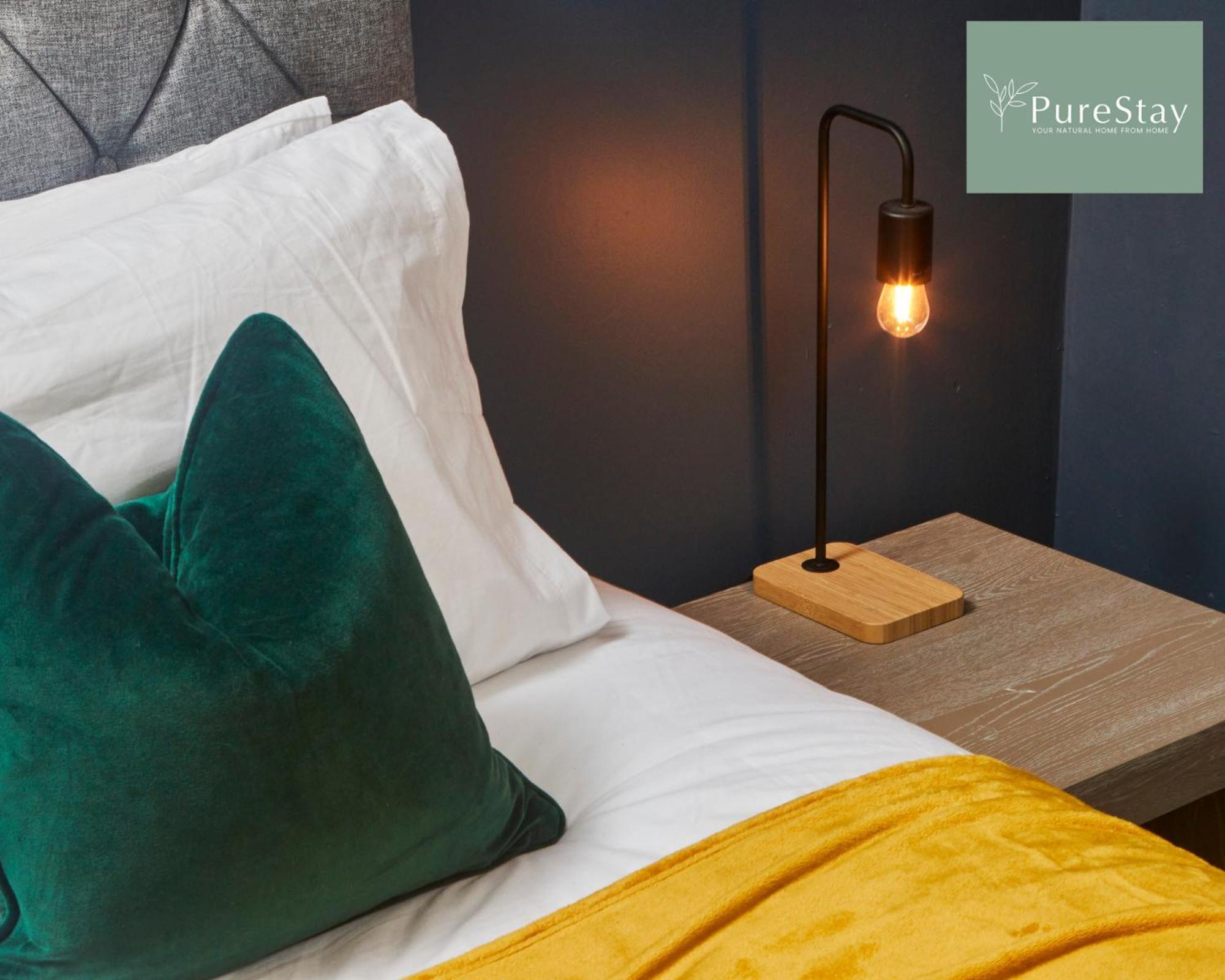 Three Bedroom House By Purestay Short Lets & Serviced With Free Parking Holiday home *