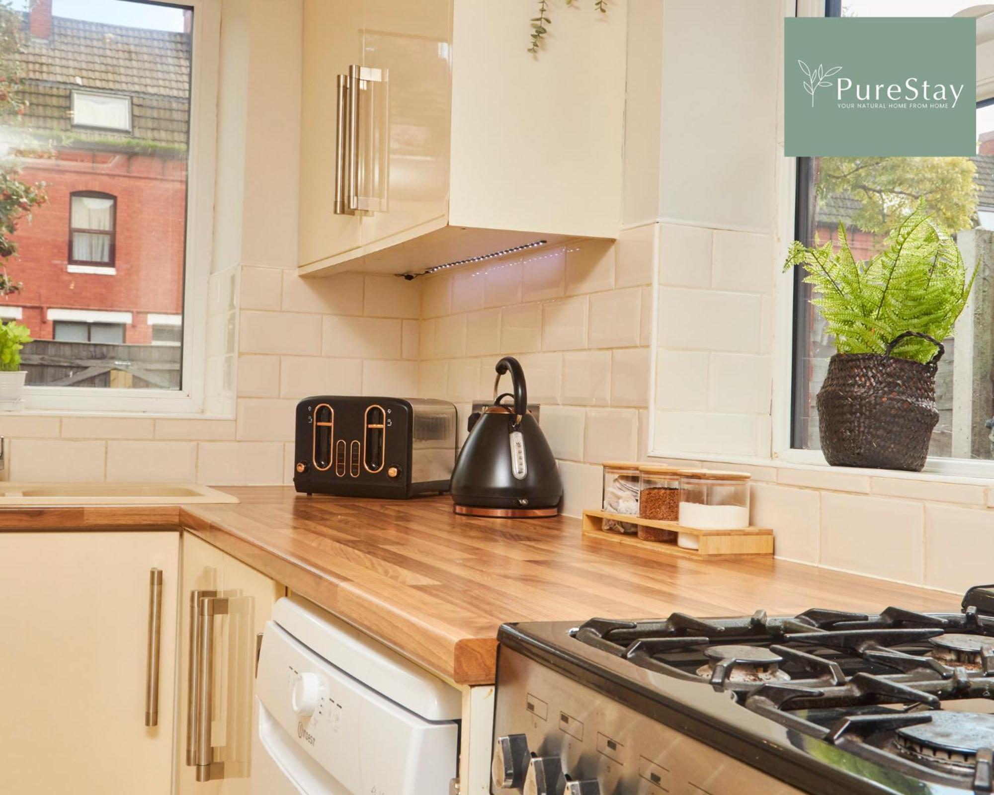 Holiday home Three Bedroom House By Purestay Short Lets & Serviced With Free Parking *