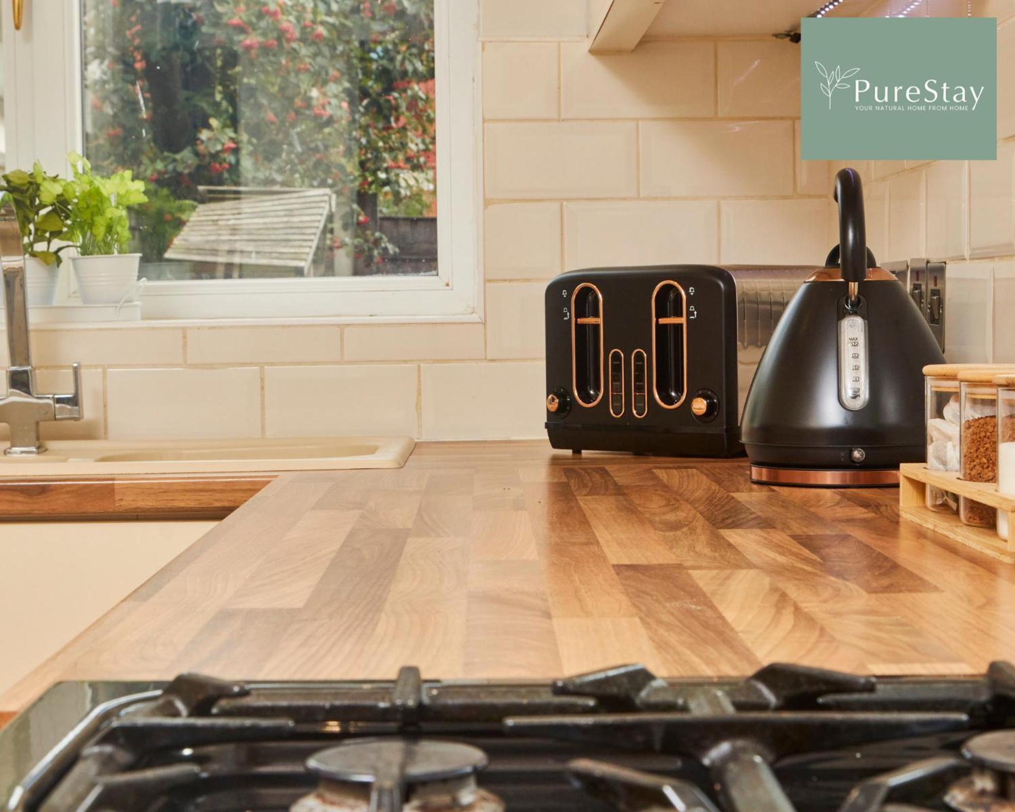 Three Bedroom House By Purestay Short Lets & Serviced With Free Parking Holiday home *