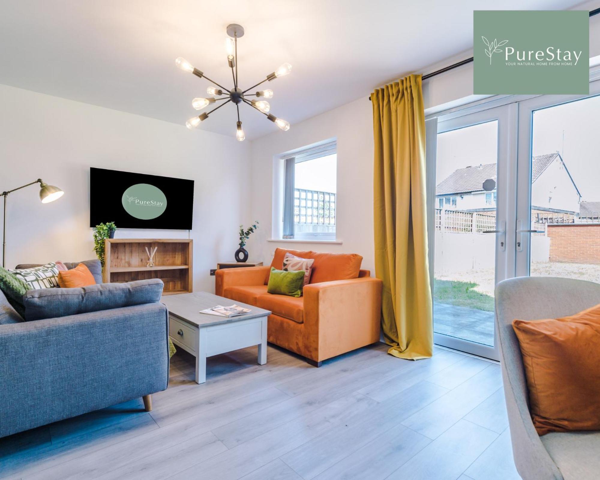 Designer House: Stadium-adjacent Villa Manchester