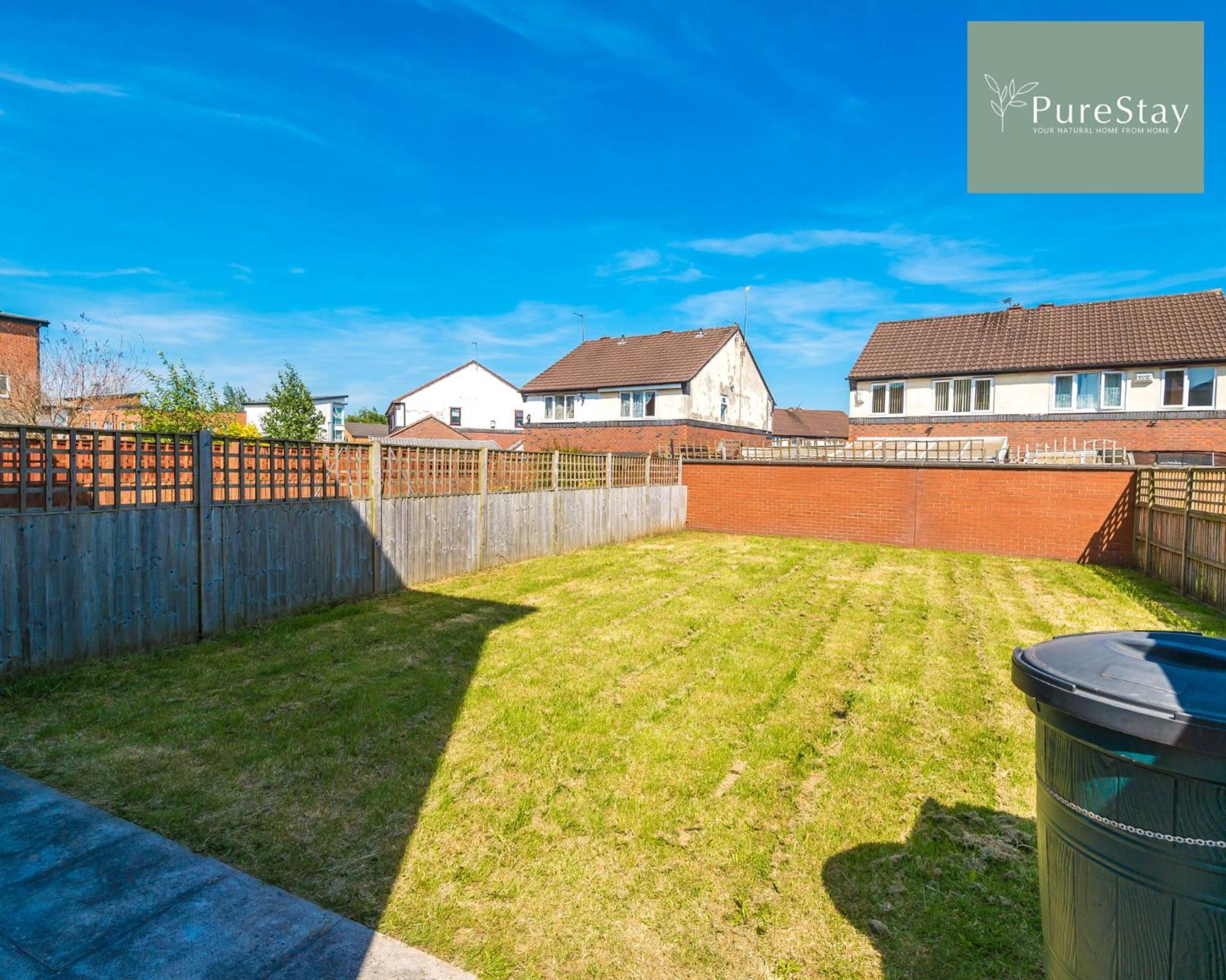 Designer House: Stadium-adjacent Villa Manchester