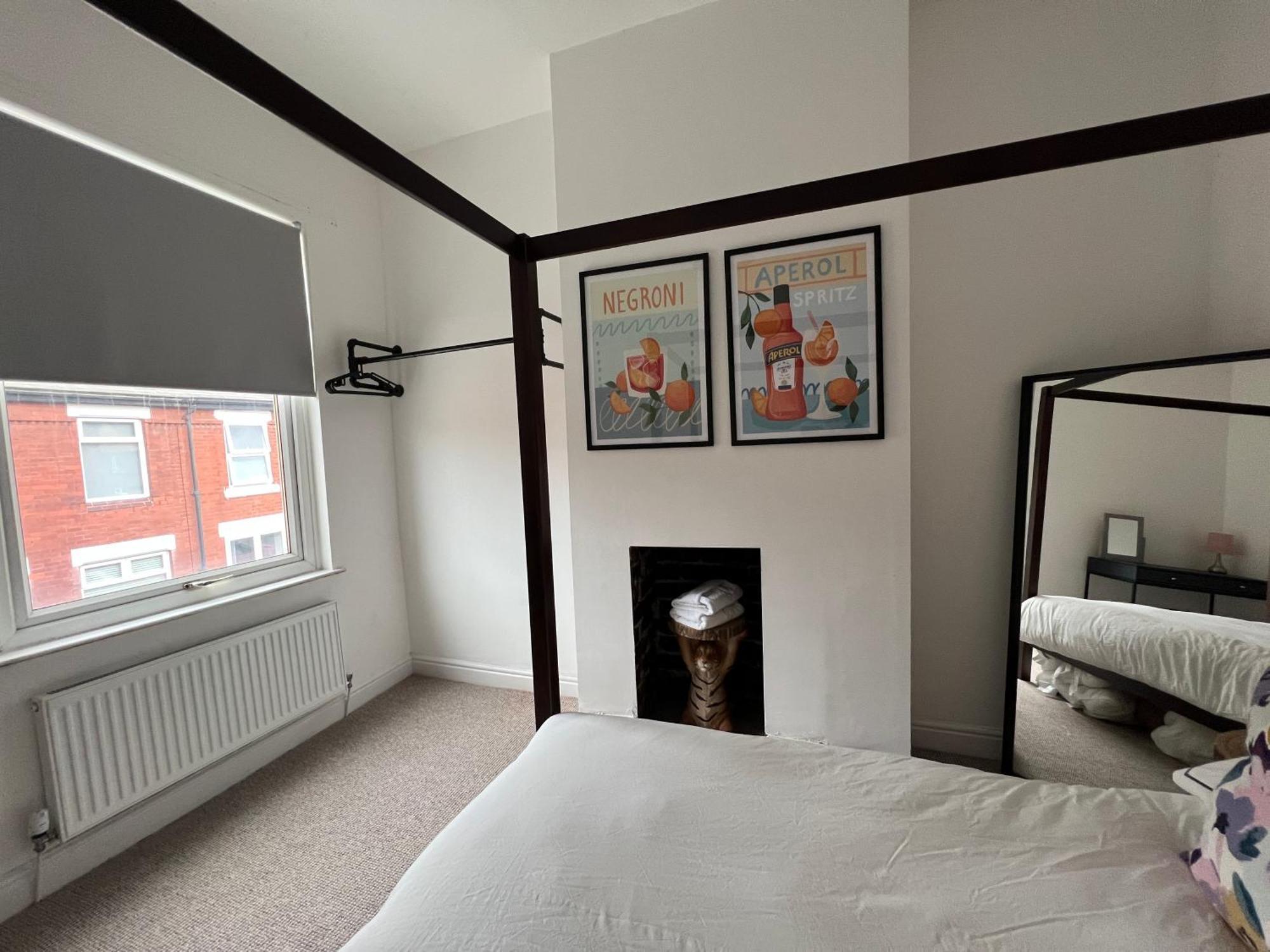 Holiday home Altrincham Terrace - 2 Bedroom House - Free Parking - Sleeps 6 - Near Tram Stop *