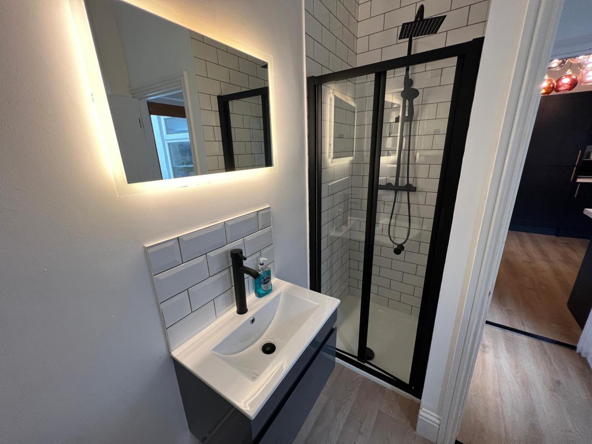 Altrincham Terrace - 2 Bedroom House - Free Parking - Sleeps 6 - Near Tram Stop * Manchester