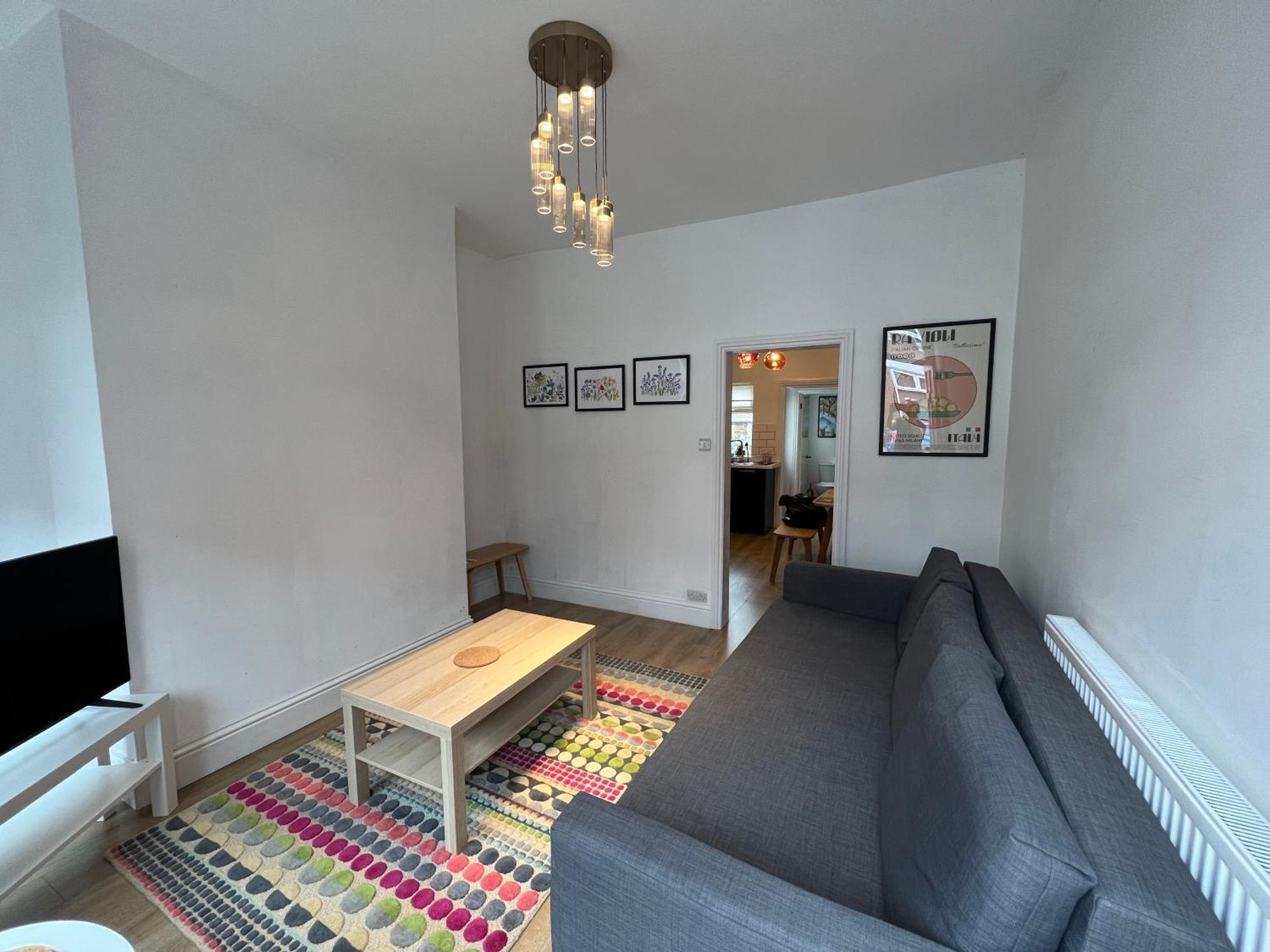 Holiday home Altrincham Terrace - 2 Bedroom House - Free Parking - Sleeps 6 - Near Tram Stop