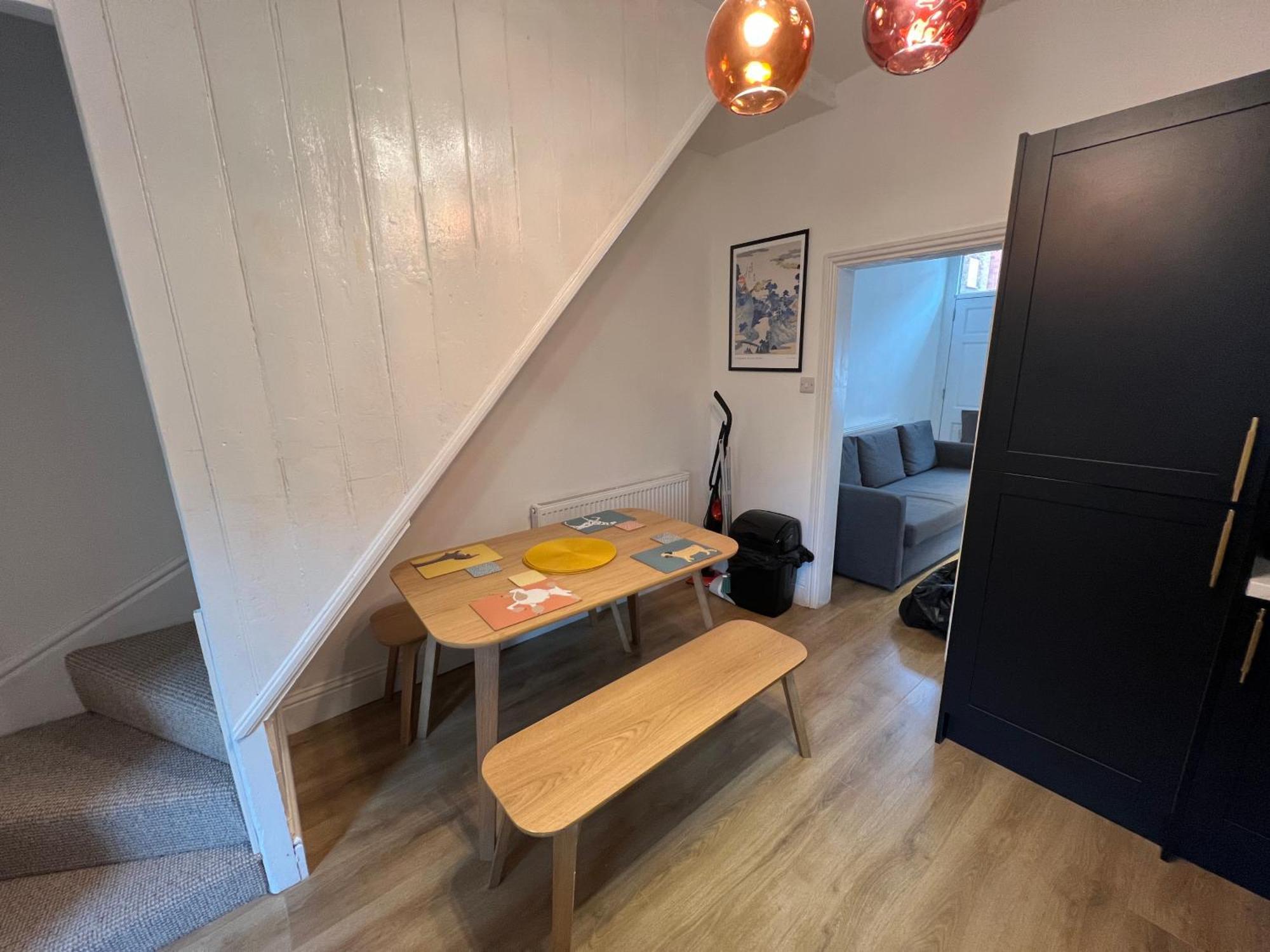 Altrincham Terrace - 2 Bedroom House - Free Parking - Sleeps 6 - Near Tram Stop Holiday home Manchester