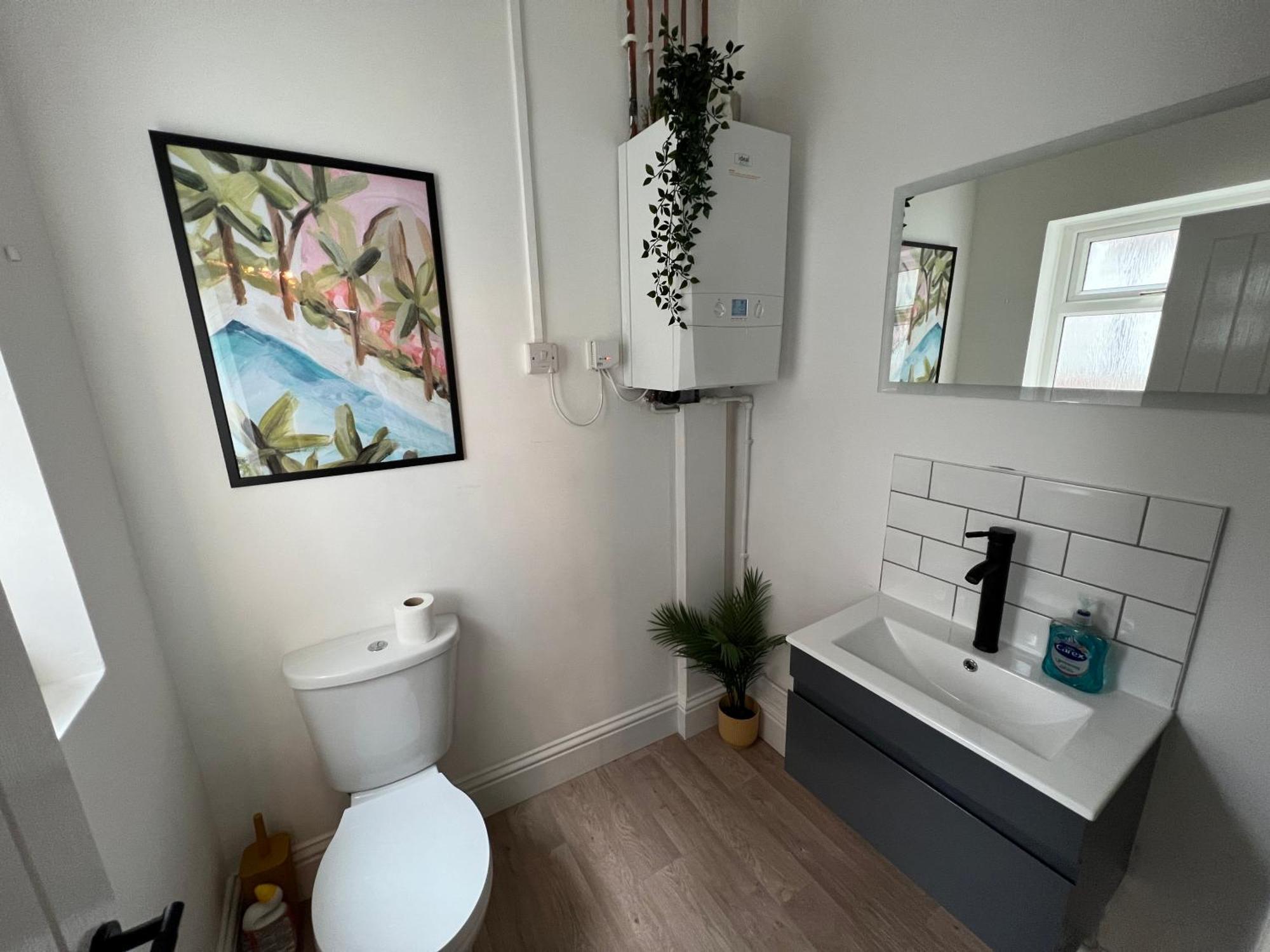 Altrincham Terrace - 2 Bedroom House - Free Parking - Sleeps 6 - Near Tram Stop Holiday home