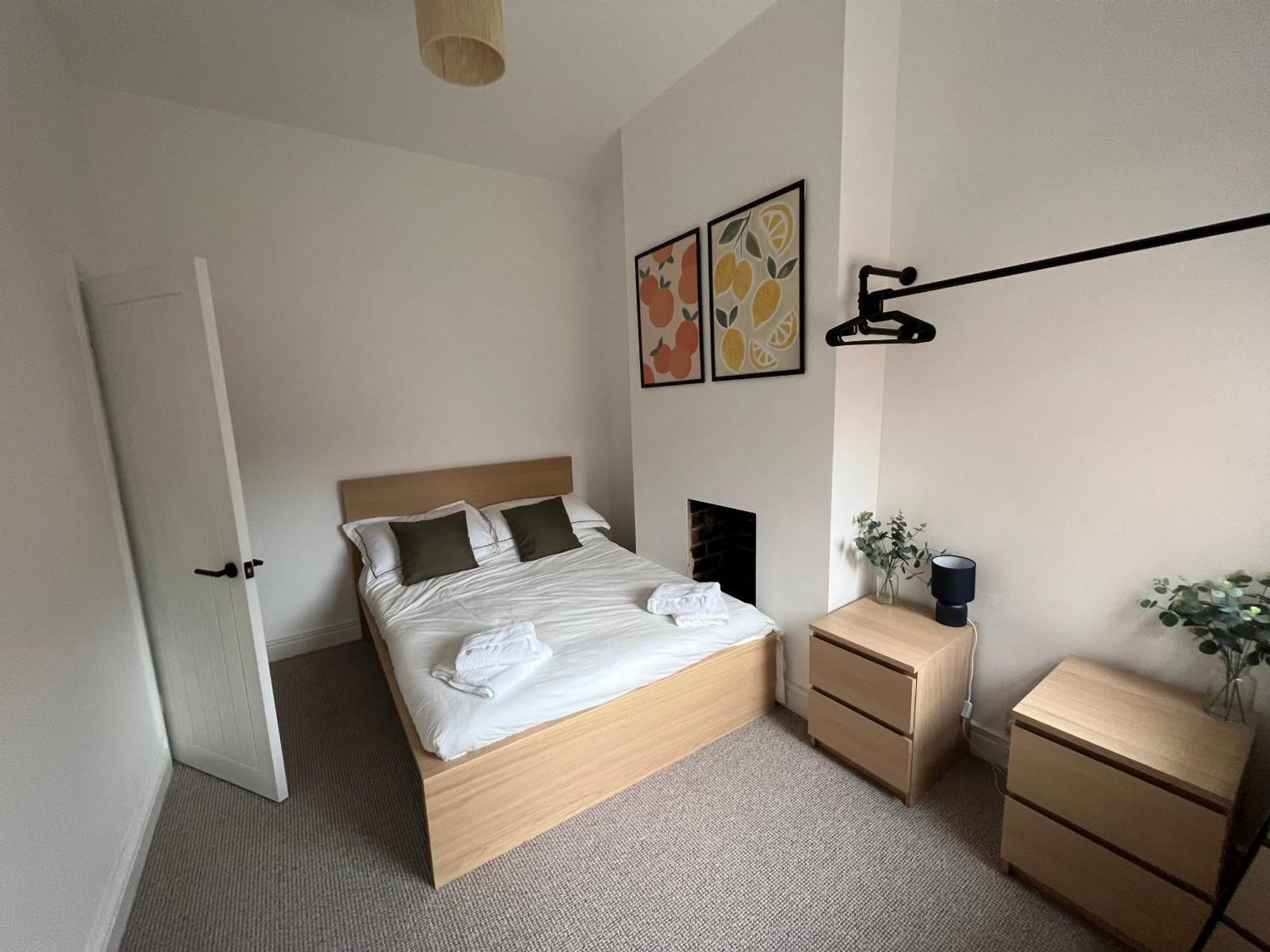 Holiday home Altrincham Terrace - 2 Bedroom House - Free Parking - Sleeps 6 - Near Tram Stop