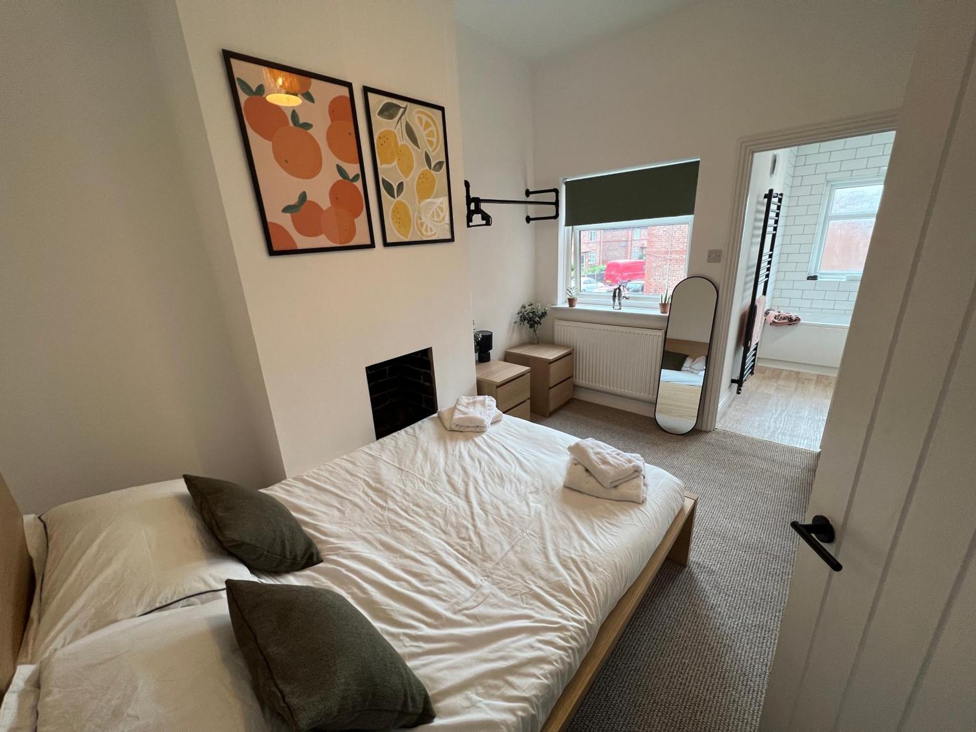 Altrincham Terrace - 2 Bedroom House - Free Parking - Sleeps 6 - Near Tram Stop * Manchester