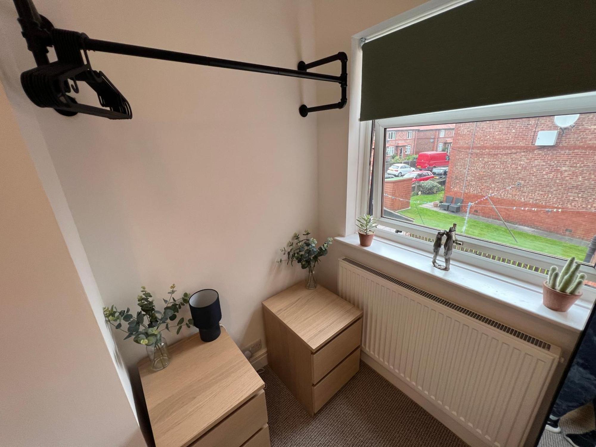 Holiday home Altrincham Terrace - 2 Bedroom House - Free Parking - Sleeps 6 - Near Tram Stop *