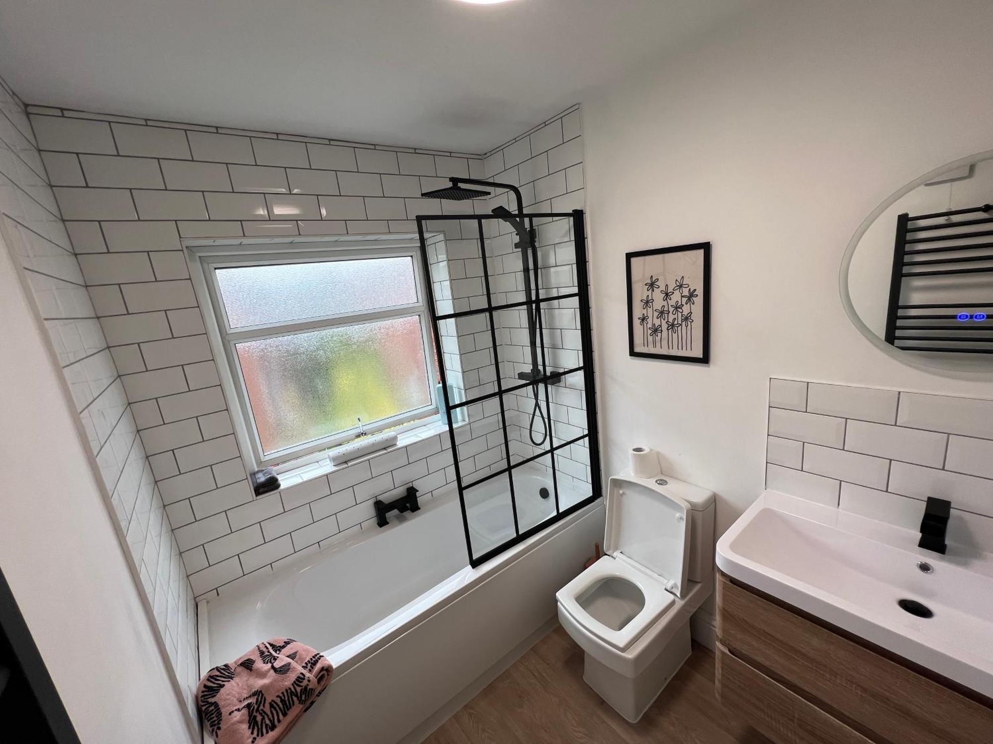 Altrincham Terrace - 2 Bedroom House - Free Parking - Sleeps 6 - Near Tram Stop Holiday home Manchester