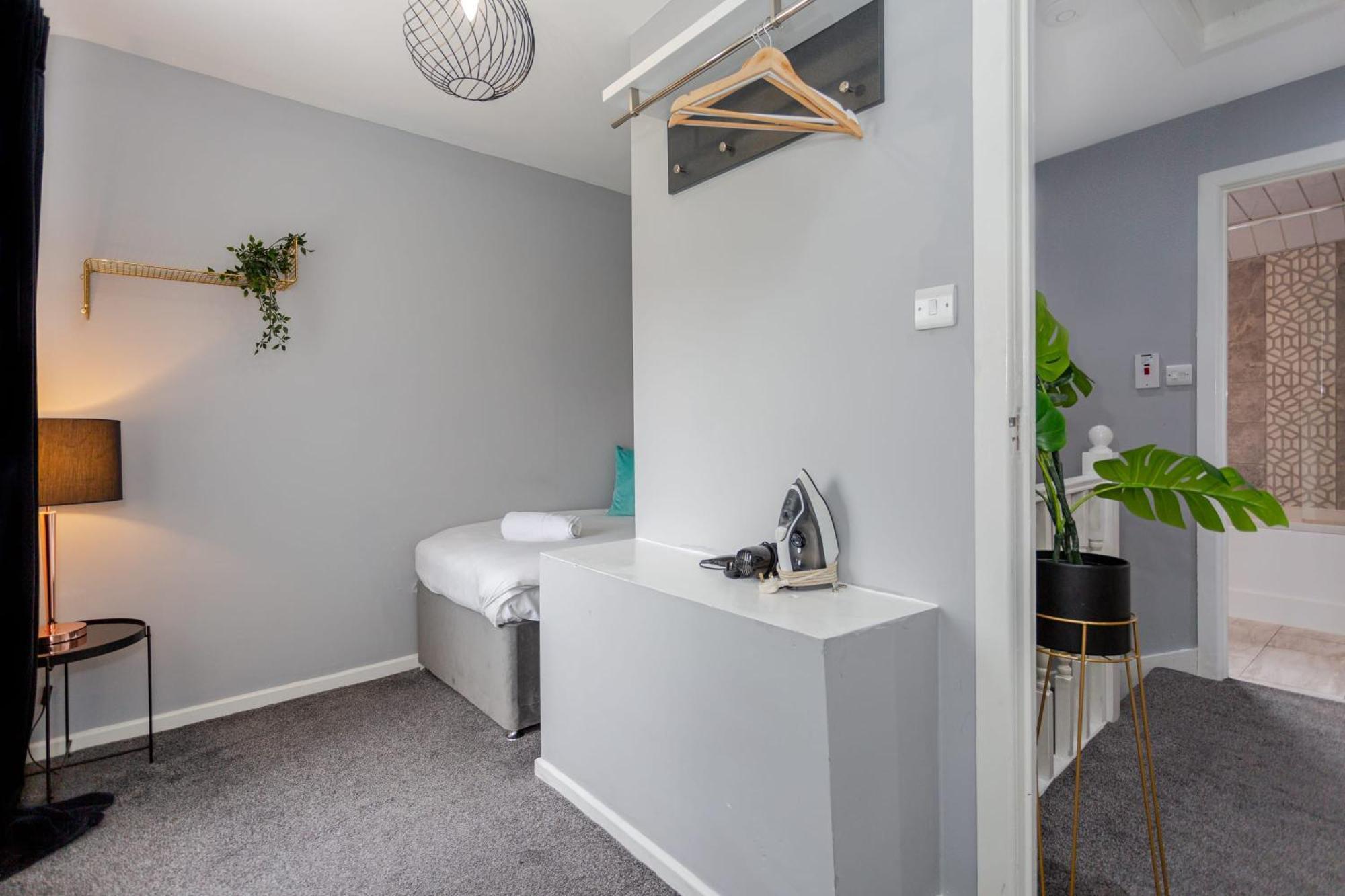Free Parking 5 Minutes From Centre