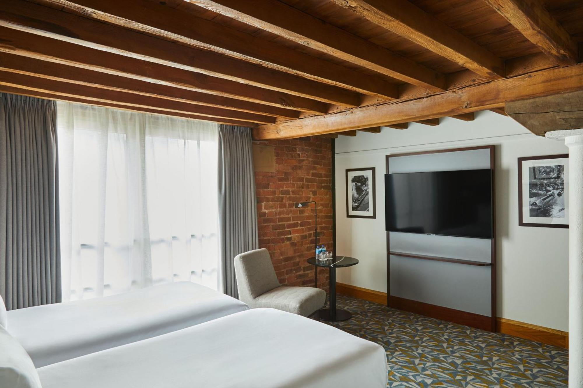 Marriott Victoria &