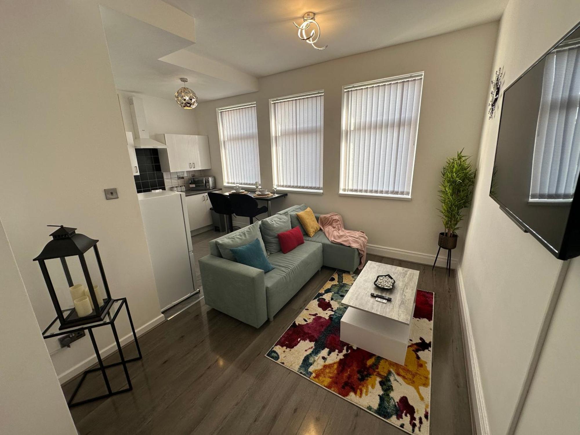 Lovely 2 Bedroom In Close To Centre And Stadium #1 Apartment *