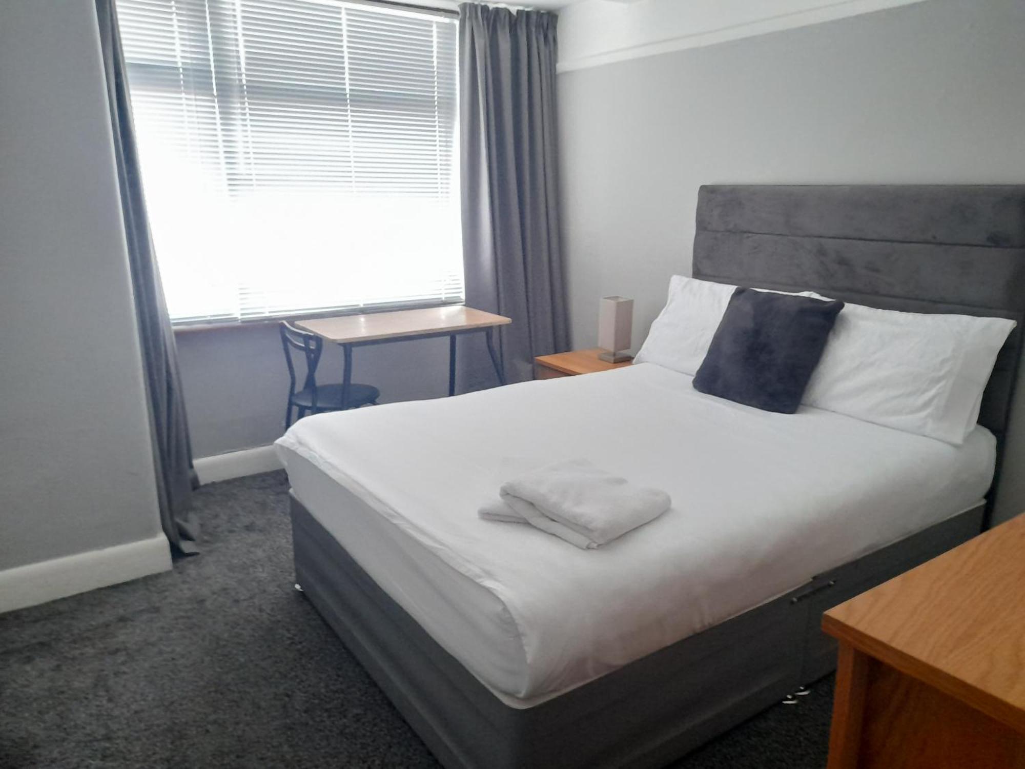 Bright 4-bed House 15 Min To Centre Manchester