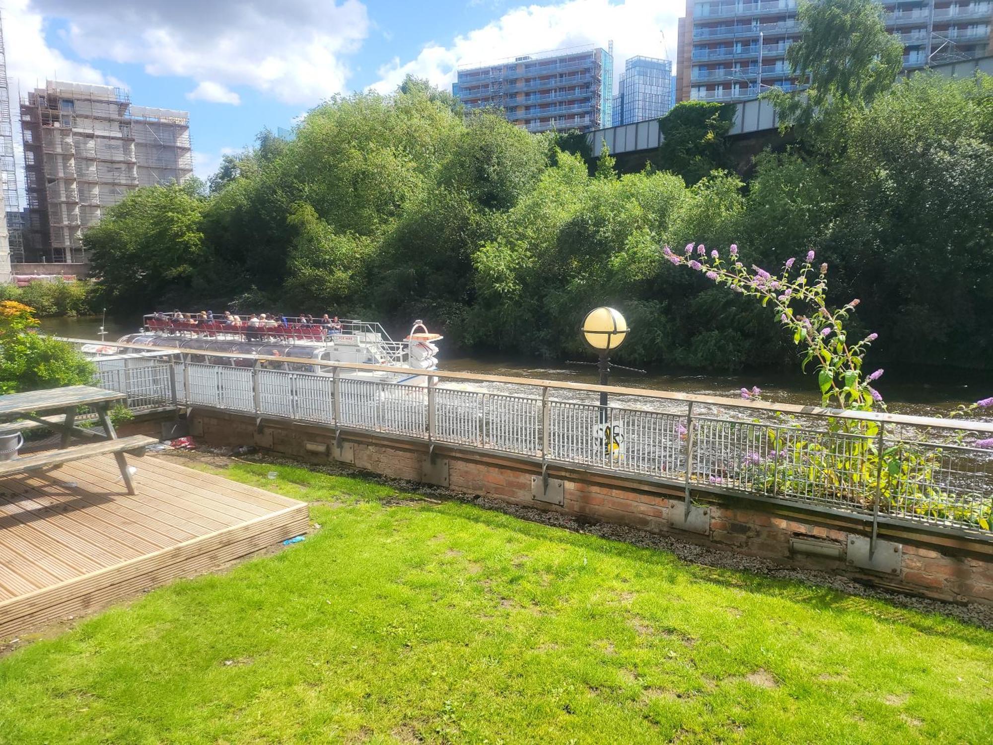 Apartment Luxury 2 Bed Apt On River, Wifi, Parking, Garden Manchester