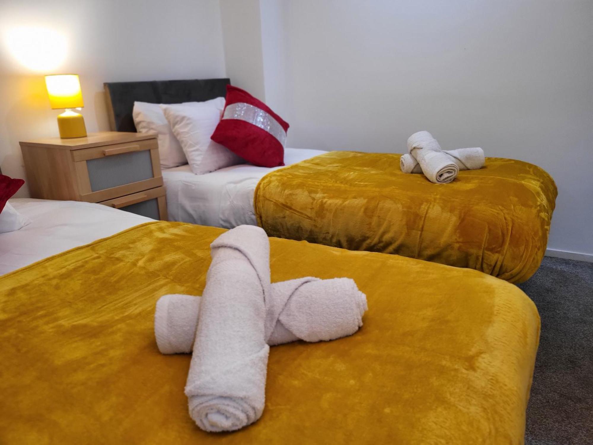 Luxury 2 Bed Apt On River, Wifi, Parking, Garden * Manchester