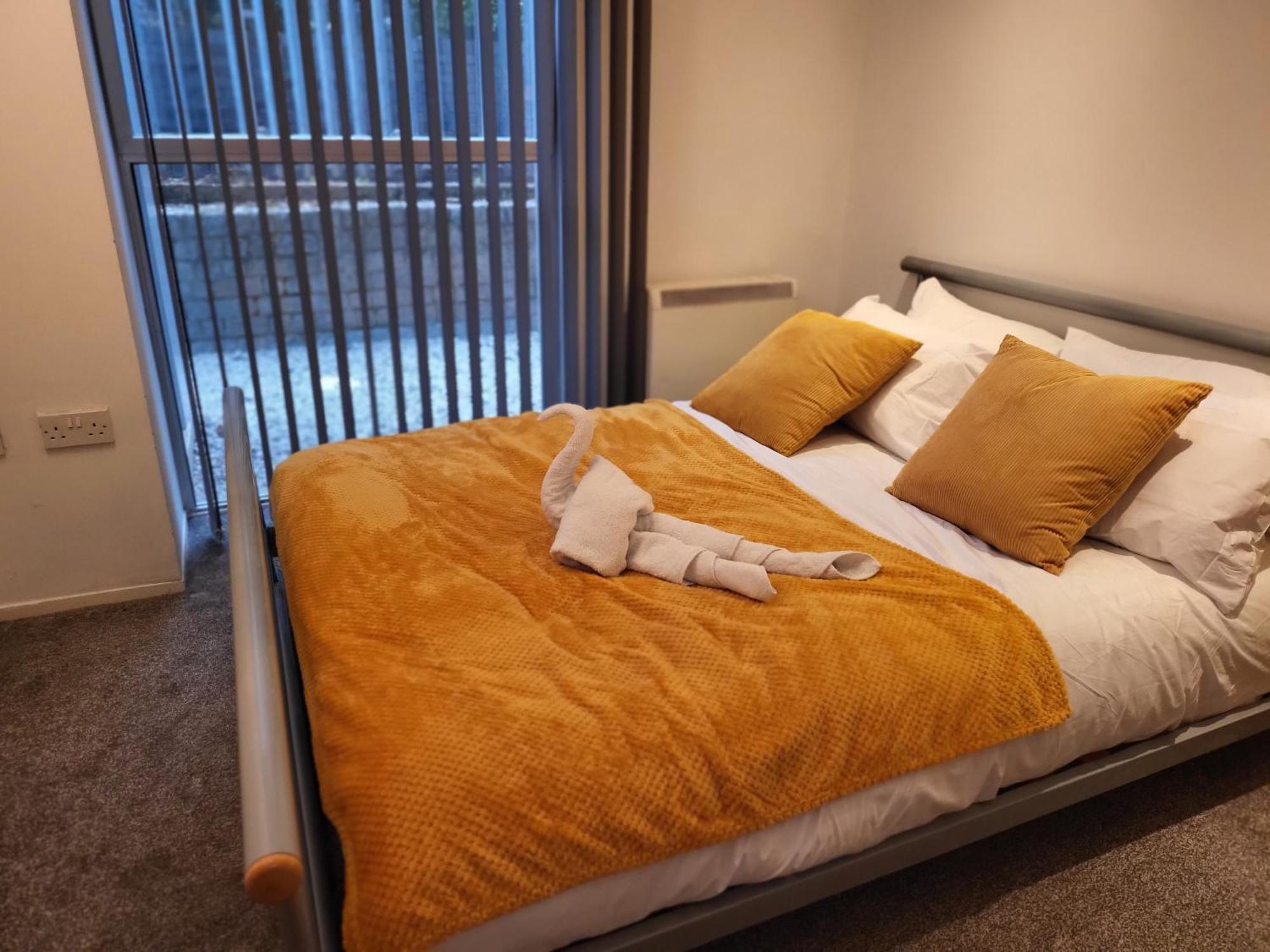 Apartment Luxury 2 Bed Apt On River, Wifi, Parking, Garden Manchester