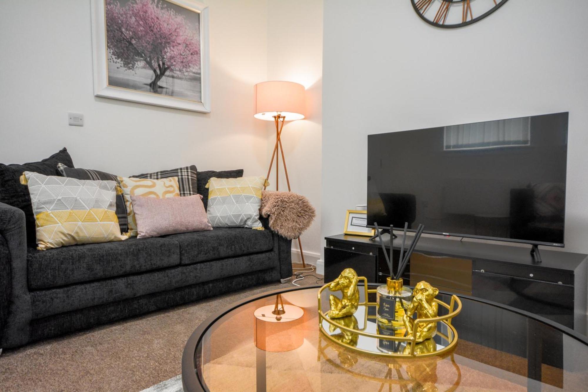 Stylish With Free Parking Apartment *