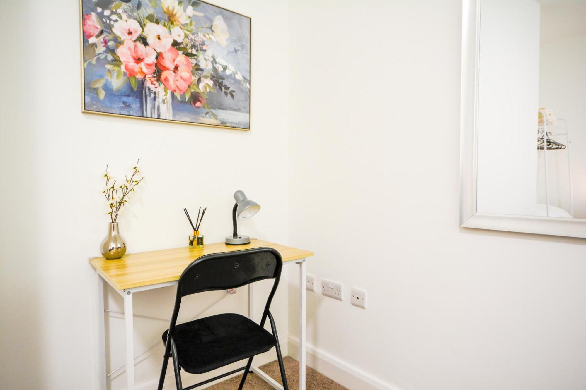 Stylish With Free Parking Apartment *