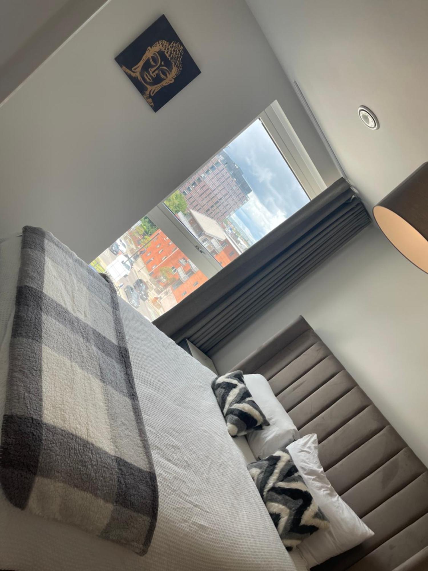 Modern 2 Bedroom City Centre W Balcony Apartment *