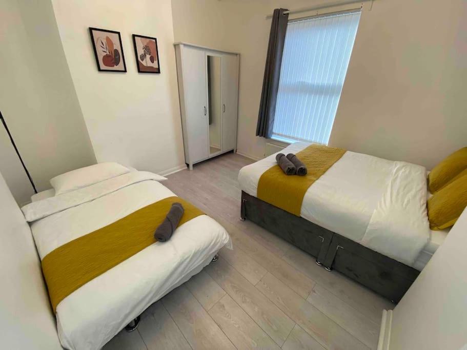 Free Parking - Near Etihad, Coop Live - Comfy 3-bed House In *