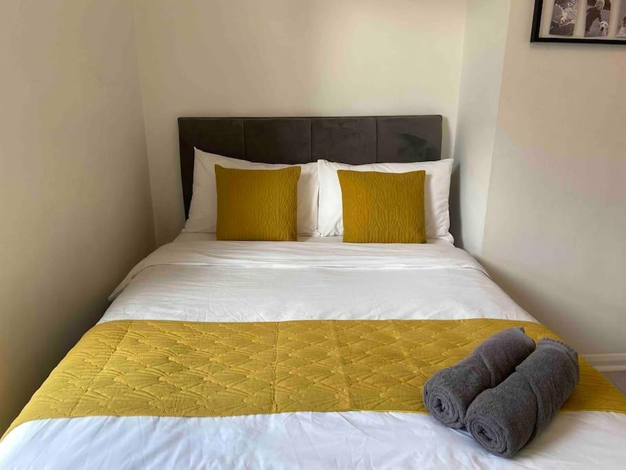 Free Parking - Near Etihad, Coop Live - Comfy 3-bed House In