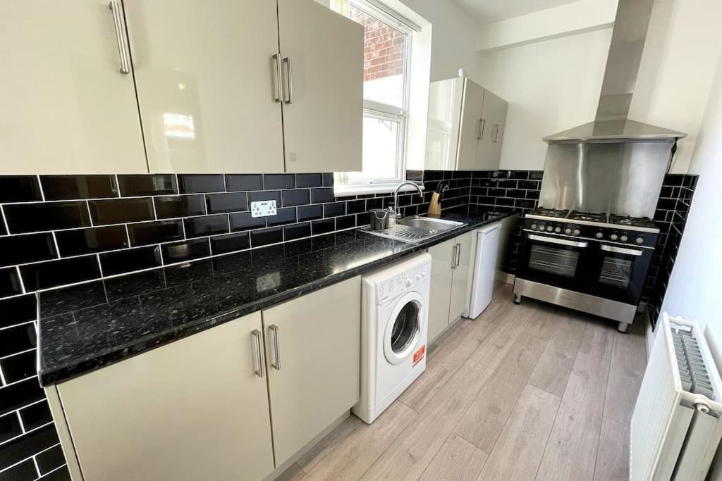 Free Parking - Near Etihad, Coop Live - Comfy 3-bed House In Manchester