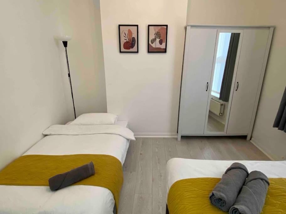 Holiday home Free Parking - Near Etihad, Coop Live - Comfy 3-bed House In *