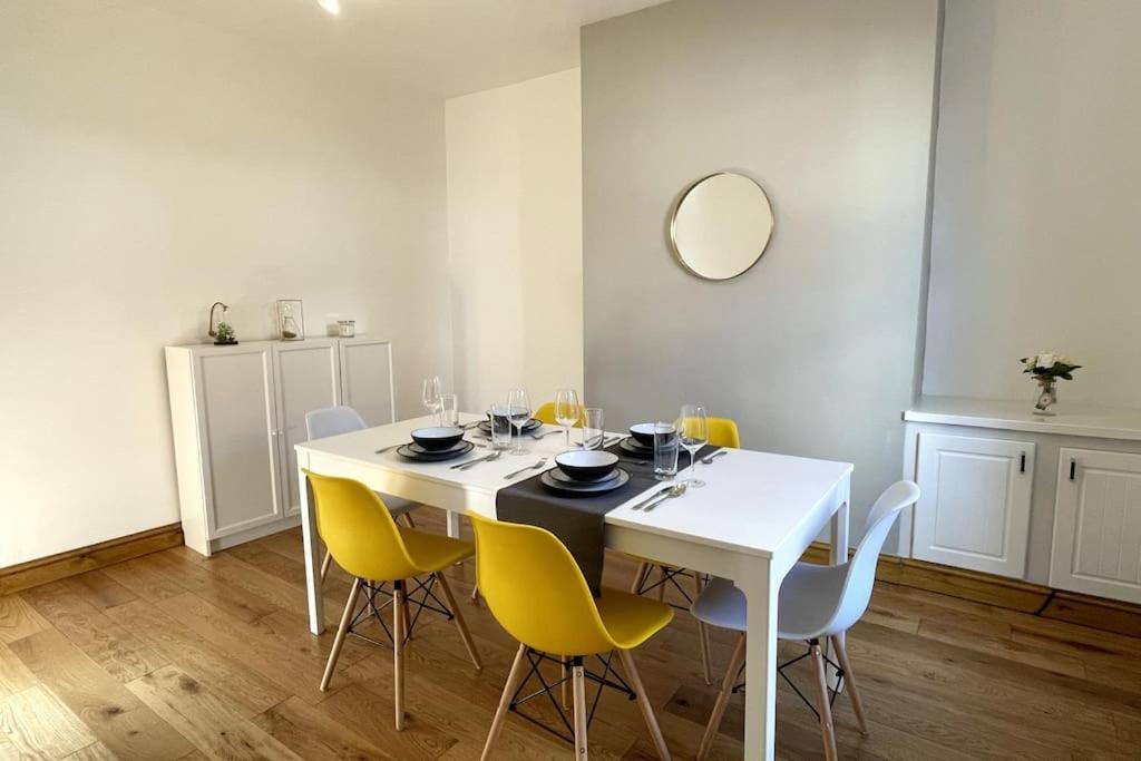 Free Parking - Near Etihad, Coop Live - Comfy 3-bed House In *