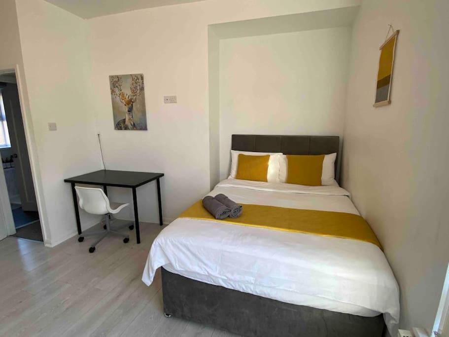 Free Parking - Near Etihad, Coop Live - Comfy 3-bed House In