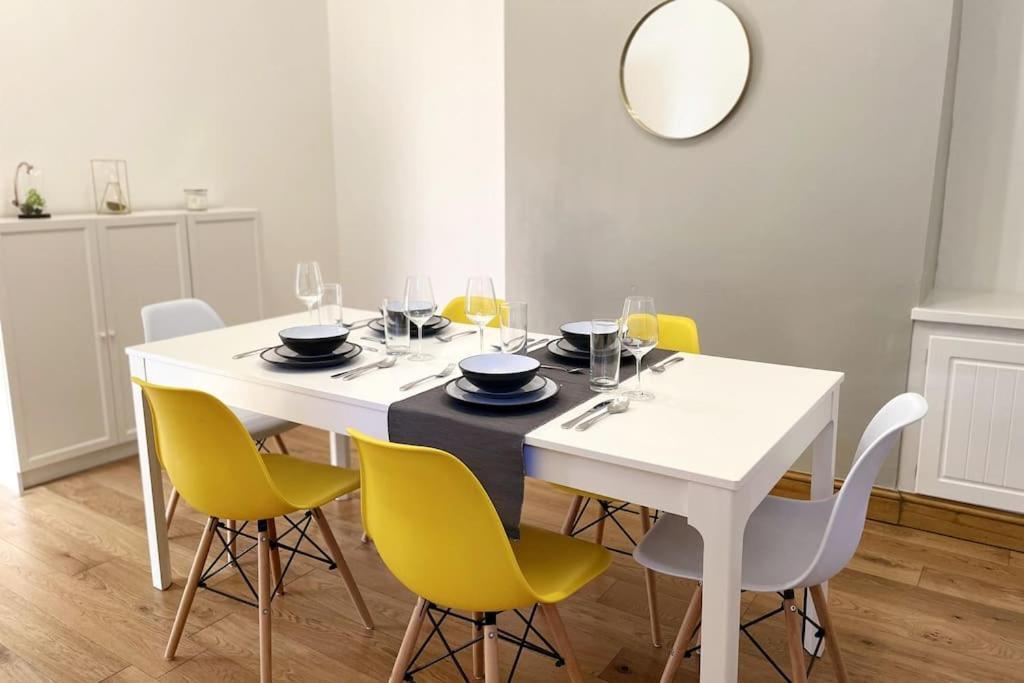 Free Parking - Near Etihad, Coop Live - Comfy 3-bed House In Holiday home *