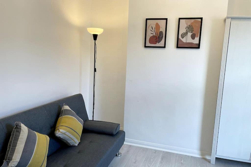 Free Parking - Near Etihad, Coop Live - Comfy 3-bed House In