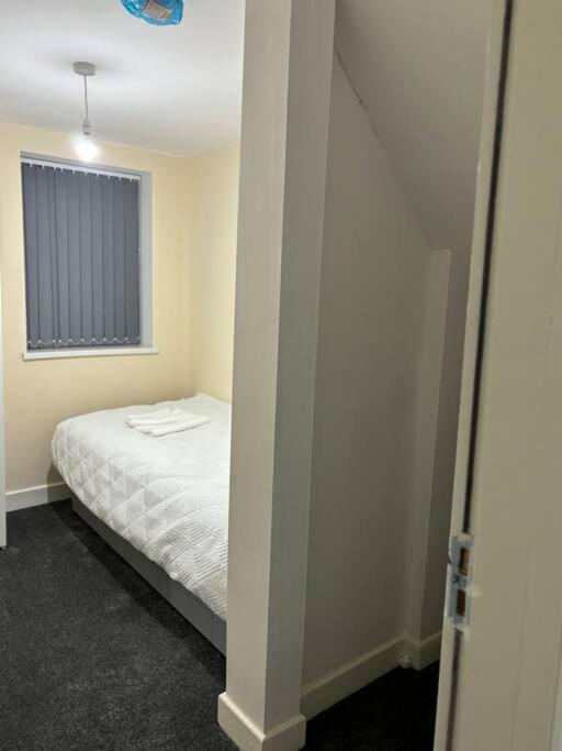 Stunning 2 Bed Rear Flat Apartment *