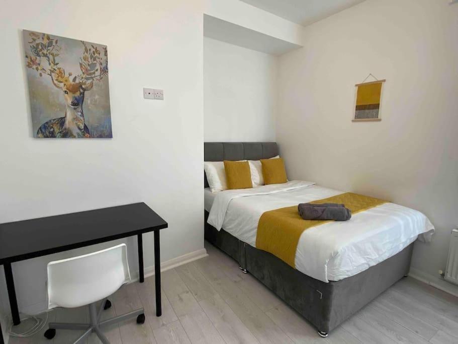 Holiday home Free Parking - Near Etihad, Coop Live - Comfy 3-bed House In Manchester