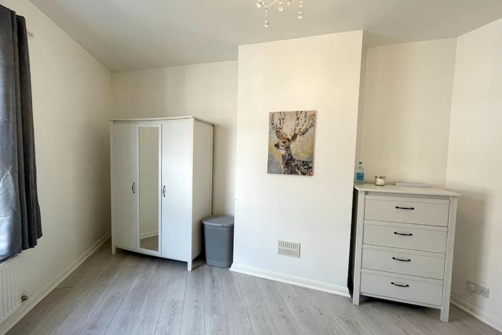 Free Parking - Near Etihad, Coop Live - Comfy 3-bed House In Holiday home Manchester