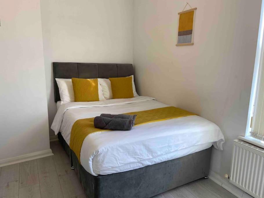 Holiday home Free Parking - Near Etihad, Coop Live - Comfy 3-bed House In *