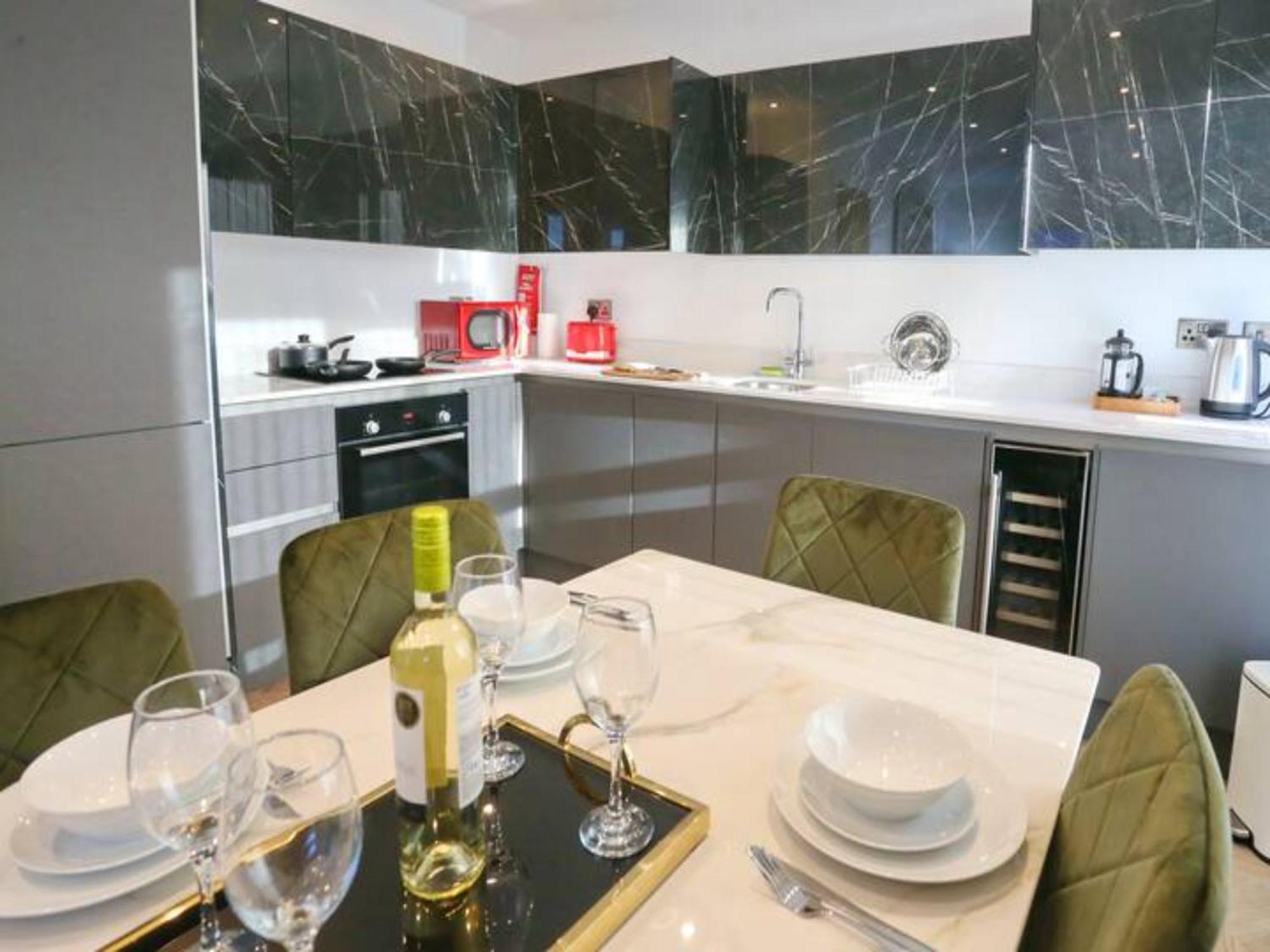 Pass The Keys Stunning New Build Flat 2 Min Walk To Center