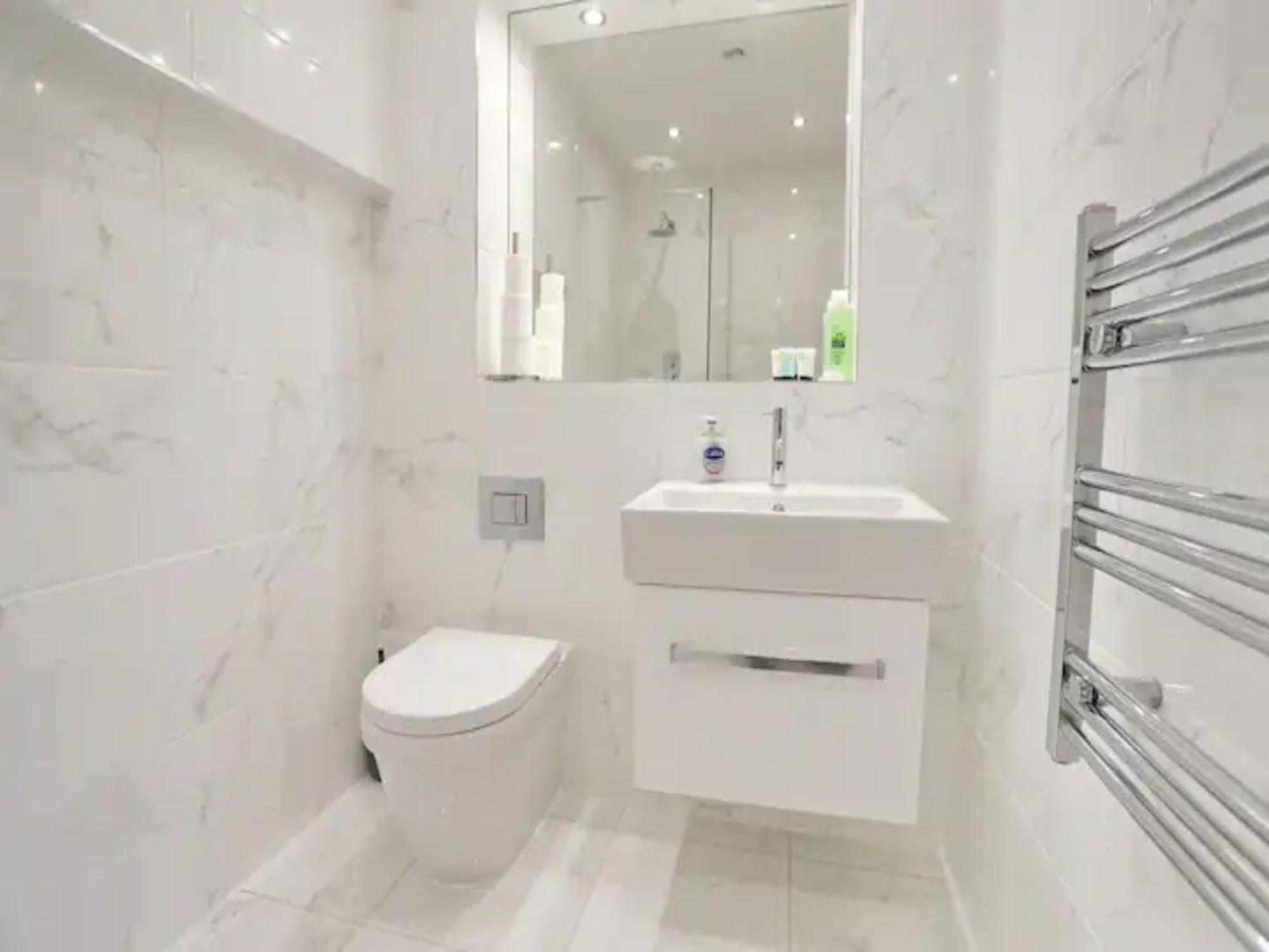 Pass The Keys Stunning New Build Flat 2 Min Walk To Center *