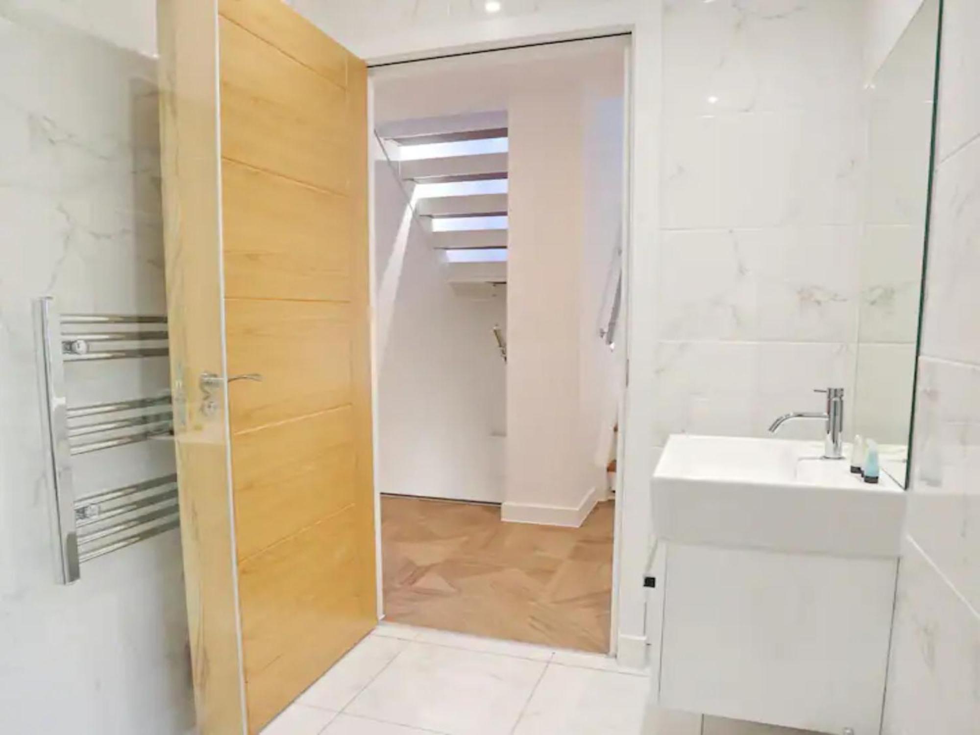 Pass The Keys Stunning New Build Flat 2 Min Walk To Center *
