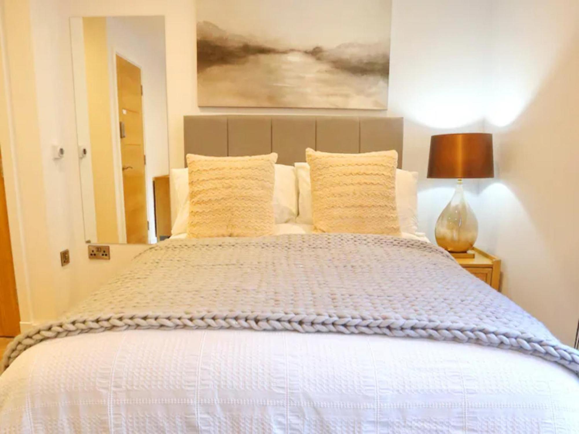 Pass The Keys Stunning New Build Flat 2 Min Walk To Center