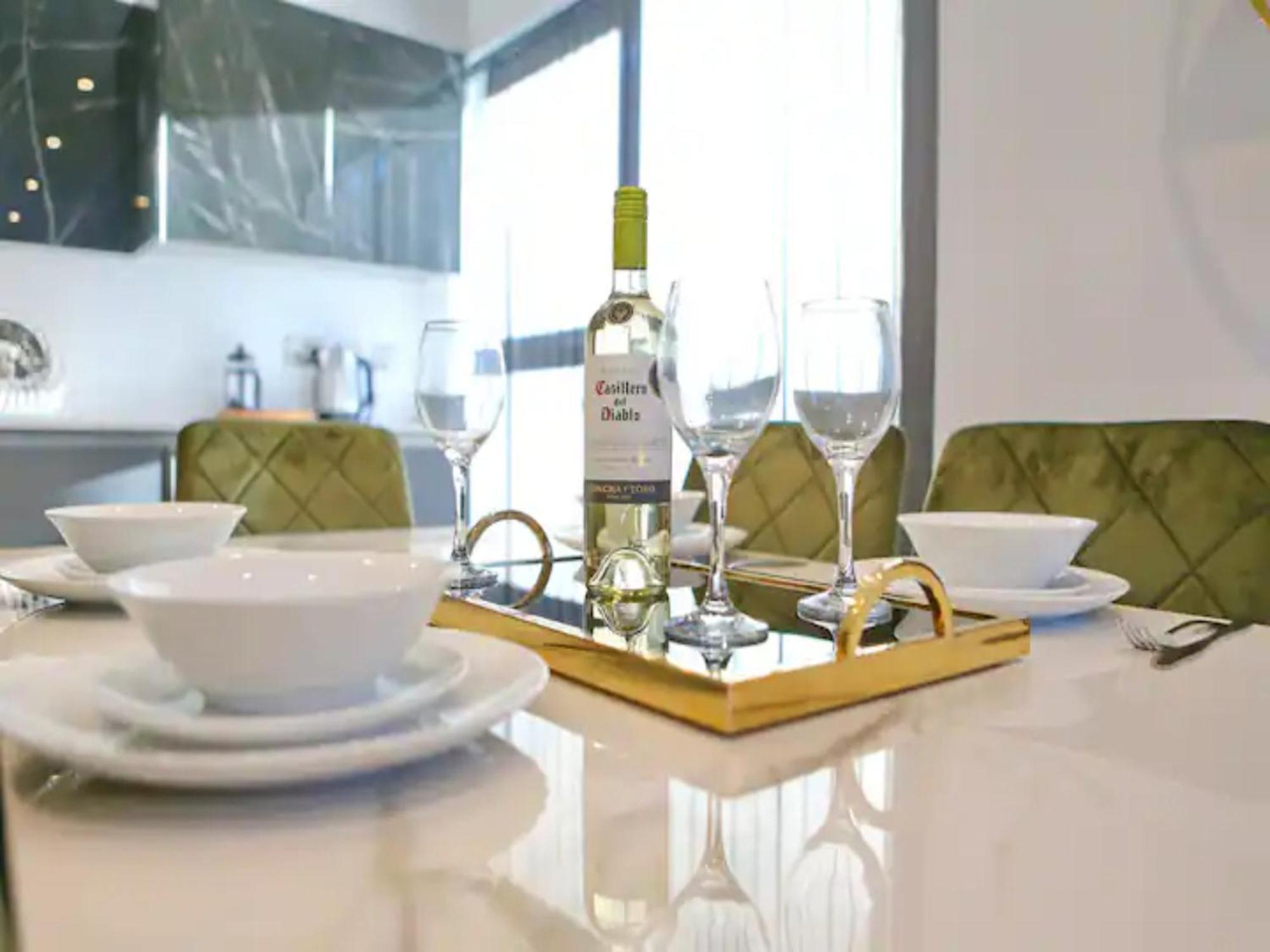 Pass The Keys Stunning New Build Flat 2 Min Walk To Center