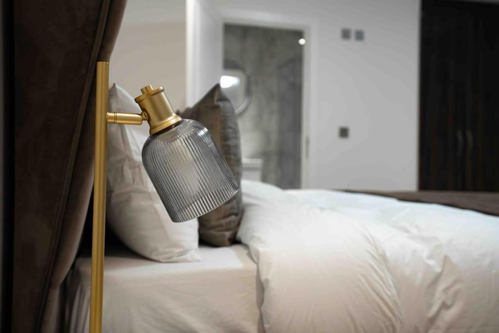 Luxury 6 Bed Near Centre With Cinema & Games 5 Bathrooms Villa *