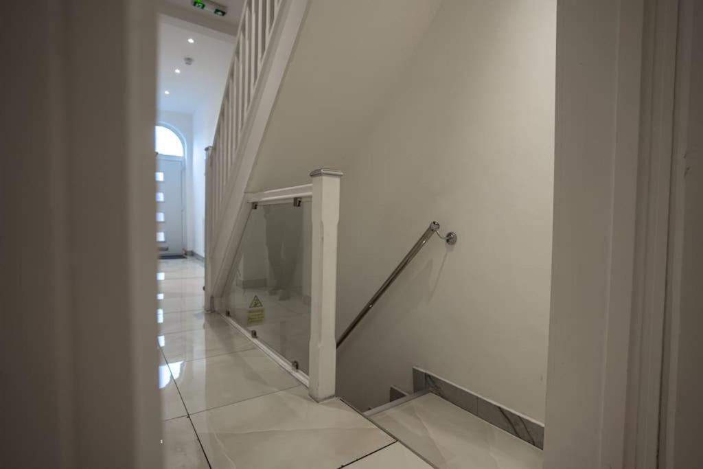 Luxury 6 Bed Near Centre With Cinema & Games 5 Bathrooms Manchester