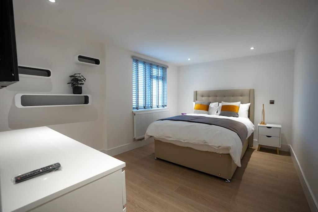 Luxury 6 Bed Near Centre With Cinema & Games 5 Bathrooms Villa Manchester