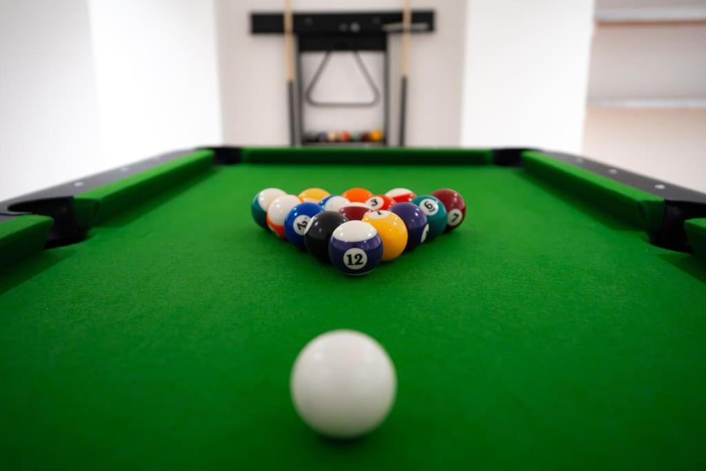 Villa Luxury 6 Bed Near Centre With Cinema & Games 5 Bathrooms Manchester