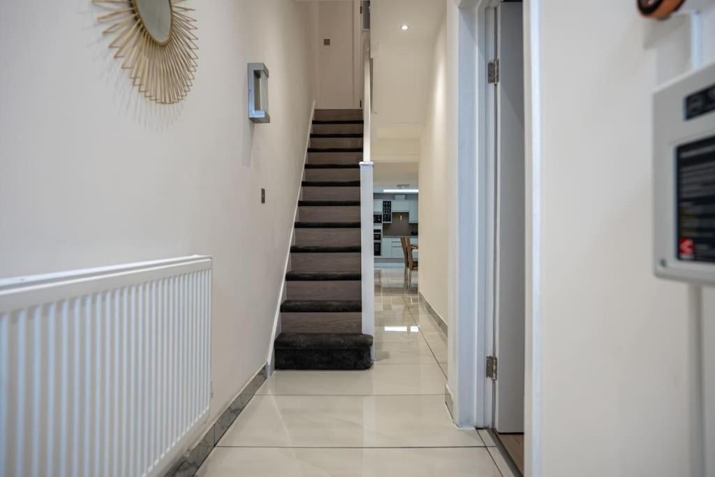 Luxury 6 Bed Near Centre With Cinema & Games 5 Bathrooms Villa *
