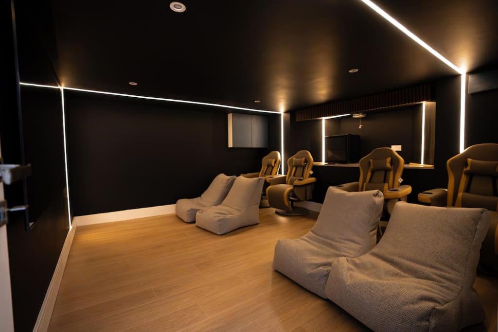 Luxury 6 Bed Near Centre With Cinema & Games 5 Bathrooms Villa