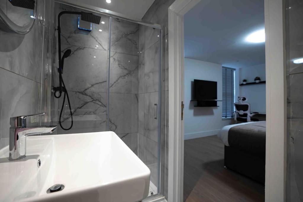 Luxury 6 Bed Near Centre With Cinema & Games 5 Bathrooms