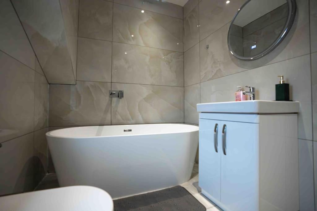 Luxury 6 Bed Near Centre With Cinema & Games 5 Bathrooms *