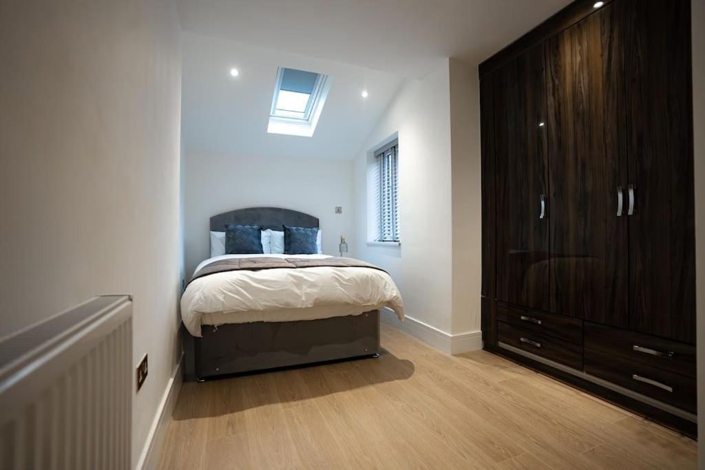Villa Luxury 6 Bed Near Centre With Cinema & Games 5 Bathrooms *